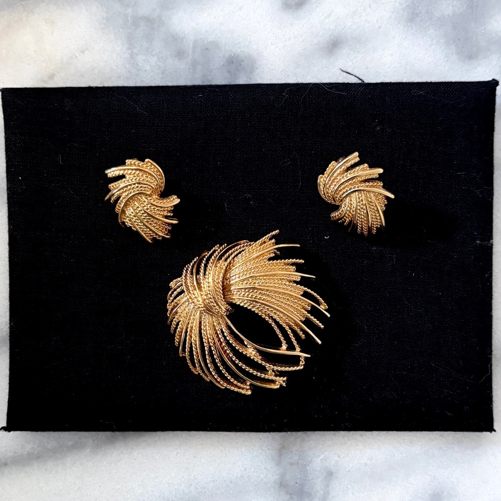 Vintage Monet ‘Mirador’ Demi Parure Gold Brooch and Clip-On Earring Set Marked